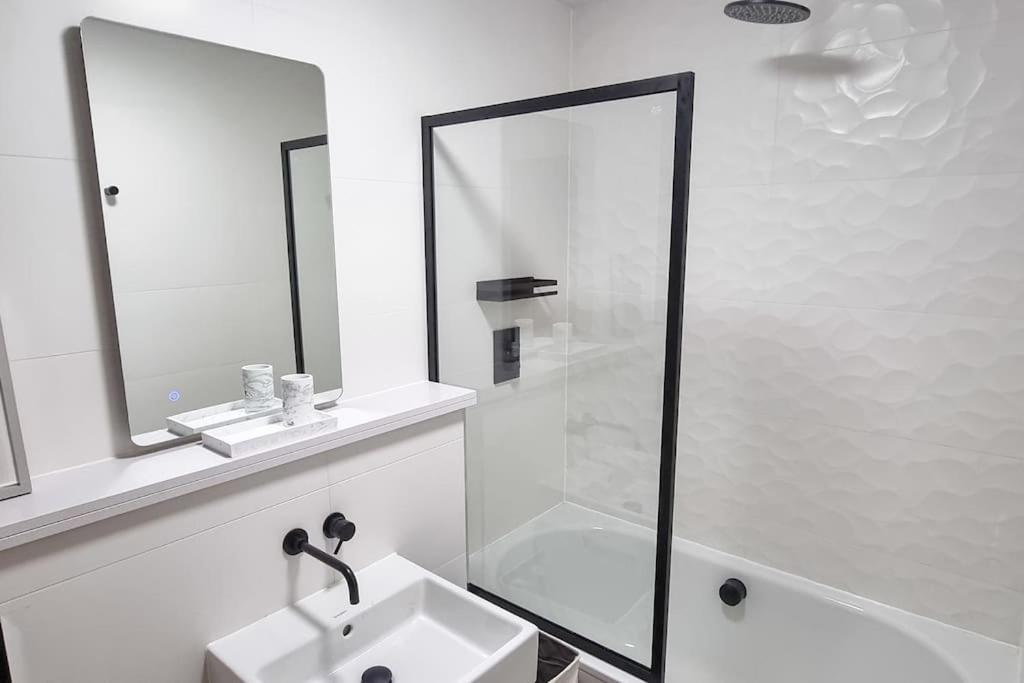 Stunning Luxury Townhouse In Centre Of Манчестер Экстерьер фото