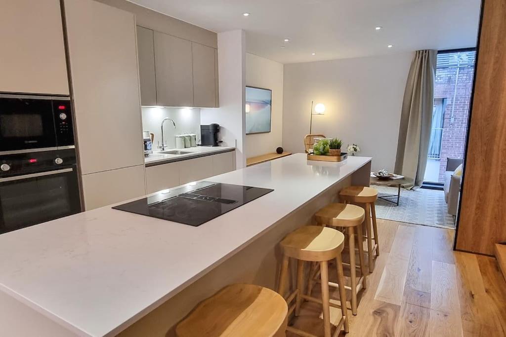 Stunning Luxury Townhouse In Centre Of Манчестер Экстерьер фото